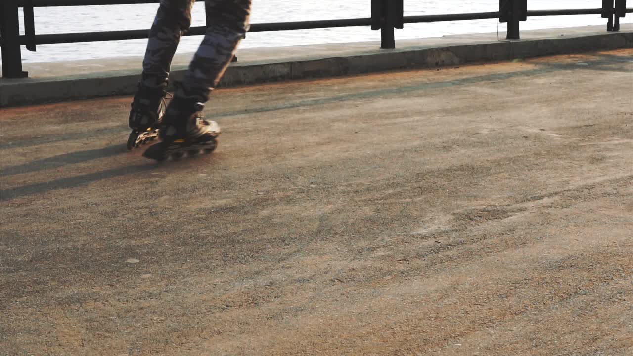 persona patinando al aire libre por el río