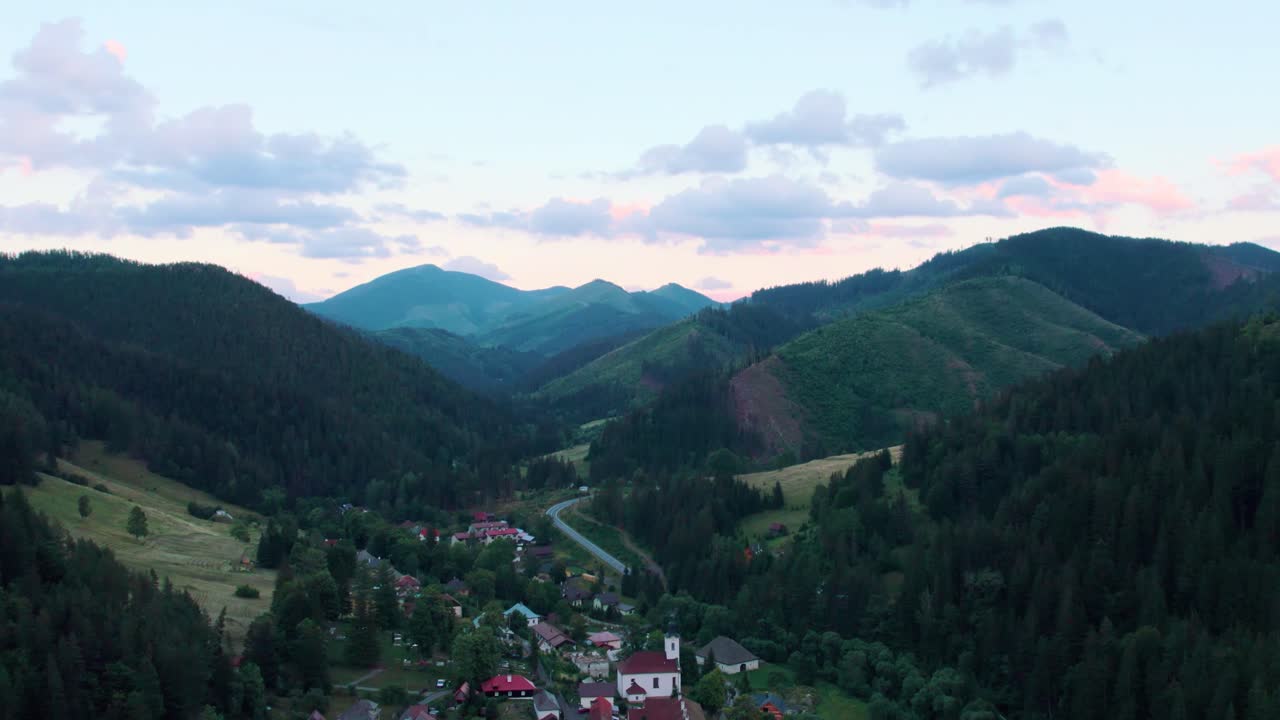 un dron aéreo cinematográfico de 4k disparó sobre un pueblo montañoso de europa del este en maluzina, eslovaquia al atardecer
