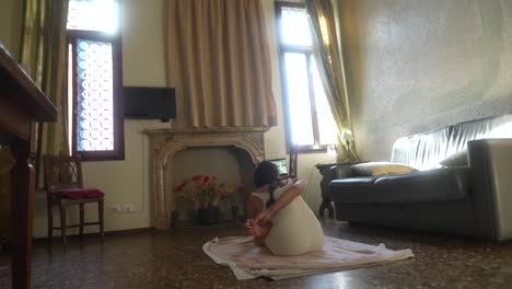 mujer practicando yoga en un apartamento veneciano