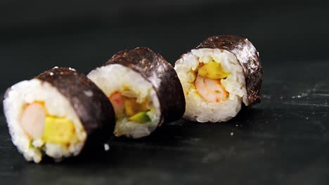 el sushi maki en fondo negro