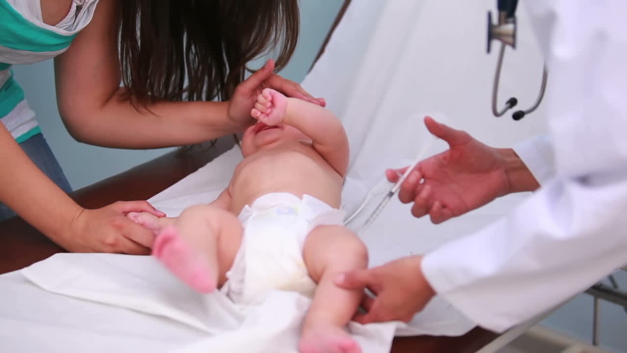 Madre e dottoressa che fanno un'iniezione a un bambino che piange