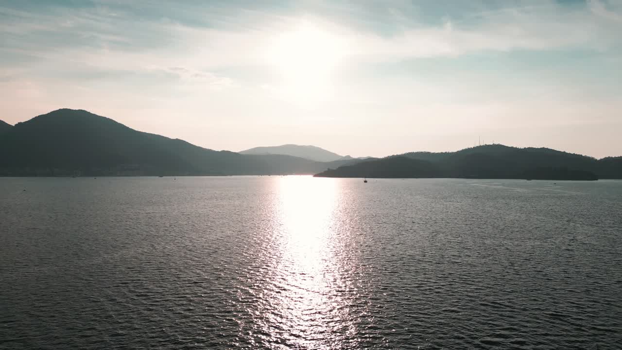 물에 반사되는 태양 빛으로 바다 위를 날다 - 페티예 - 터키