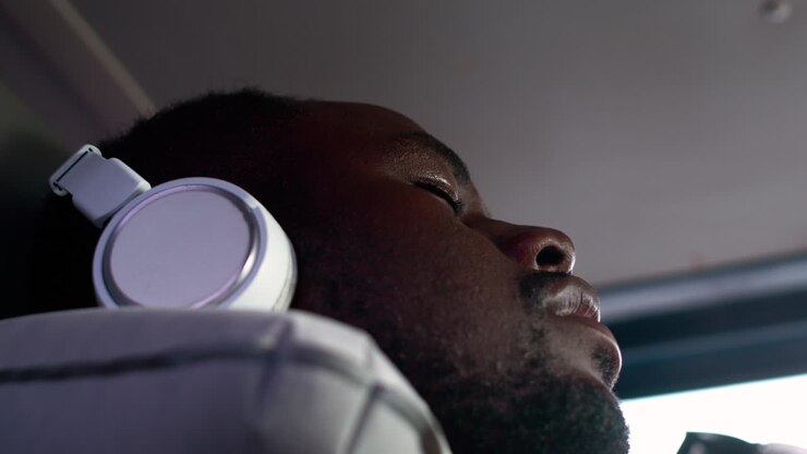 Homem viajando com fones de ouvido