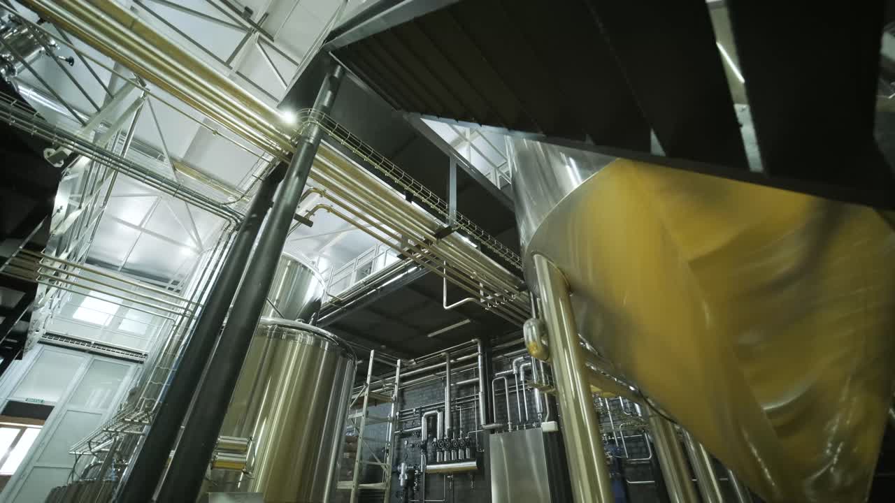 Pabrik bir kerajinan modern. Produksi bir kerajinan. Peralatan modern di pabrik bir, tangki logam, produksi minuman beralkohol