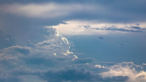 Timelapse-De-Dramáticas-Nubes-Formándose-Y-Dispersándose-En-El-Cielo-Al-Atardecer