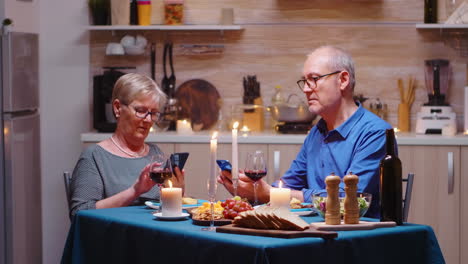 Usar-Teléfonos-Durante-Una-Cena-Romántica.