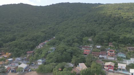 drones vuelan sobre colinas, casas, playas y aguas marinas de santa catarina, sur de brasil. paisaje natural panorámico en el destino de viaje.