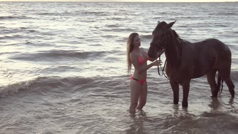 mujer y caballo en la playa