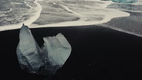 Diamond-Beach-In-Südisland,-Aufgenommen-Mit-Verschiedenen-Winkeln-Und-Filmischen-Bewegungen-In-4k