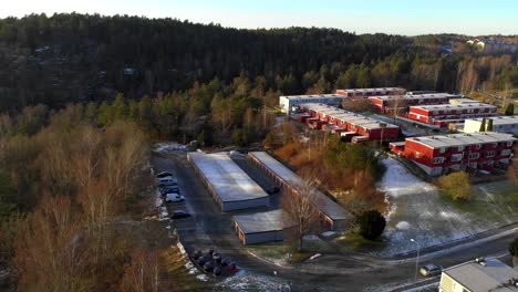 Estacionamiento-De-Tiro-Aéreo-Con-Autos-Estacionados-Al-Amanecer,-Invierno-En-Suecia