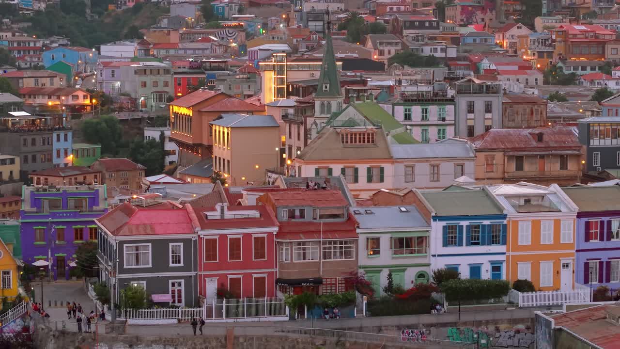 Vista aerea con teleobiettivo dell'architettura colorata e rappresentativa della Passeggiata Atkinson sulla Collina della Concezione, con la chiesa luterana e il museo dell'immigrato sullo sfondo. Tramonto con luci