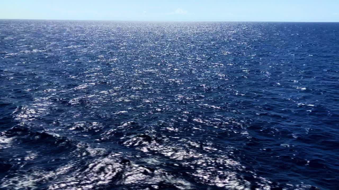 amplia vista de las olas del océano mientras el sol se refleja en las espumosas aguas ondulantes segmento 2 de 2