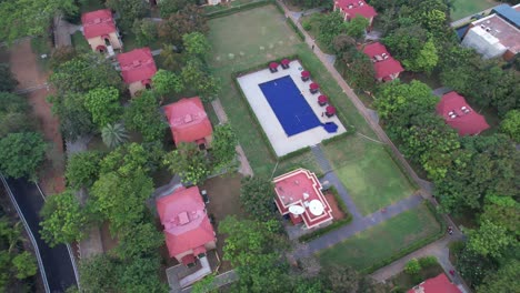 Imágenes-De-Un-Dron-De-La-Piscina-De-Un-Opulento-Resort