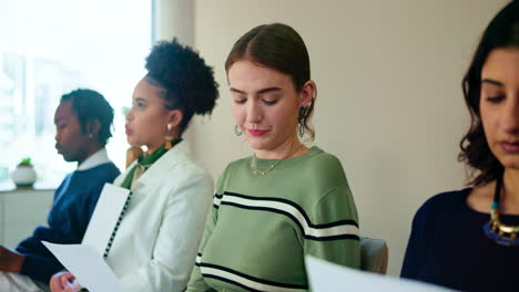 un grupo de personas diversas sentadas en una sala de espera para una reunión de negocios.