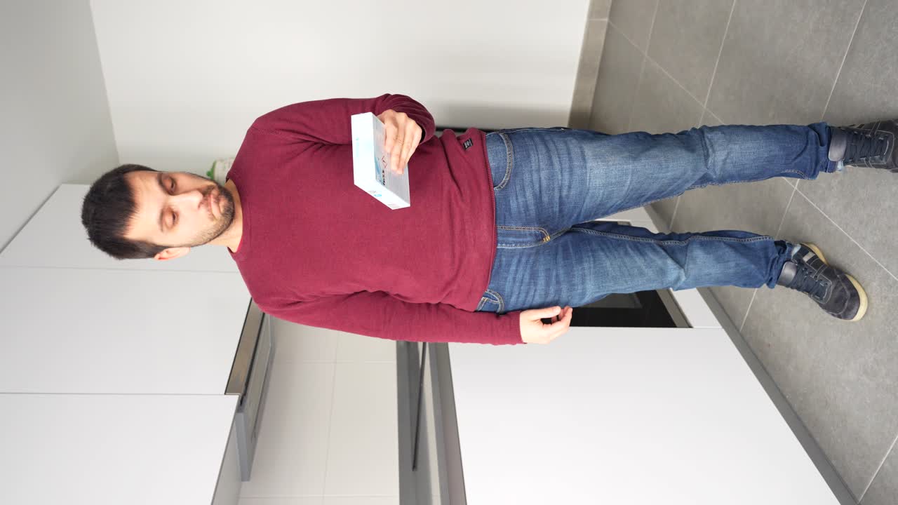 hombre sorprendido evaluando un producto en una caja