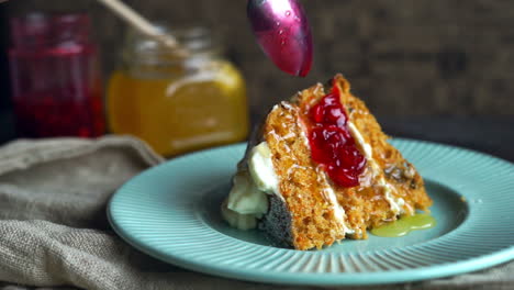 decoración de la rebanada de pastel. mermelada de frutas vertida en una pieza de pastel. cubierta de postre