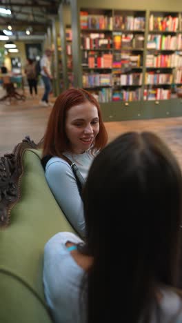 mujeres relajándose en una librería