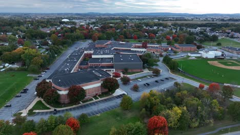 Alta-órbita-Aérea-Alrededor-De-Una-Gran-Escuela-Secundaria-Suburbana-En-América