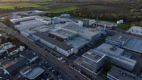 Fabricación-De-Empresas-De-Plástico-Y-Edificios-De-Oficinas-Al-Atardecer-En-Gusanos,-Alemania