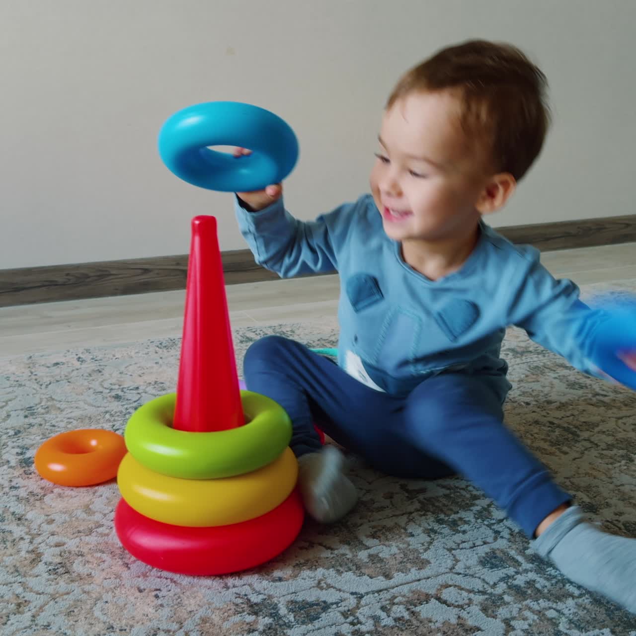 Un bebé adorable juega con una pirámide de juguete en casa. Un niño pequeño estudia formas, tamaños y colores