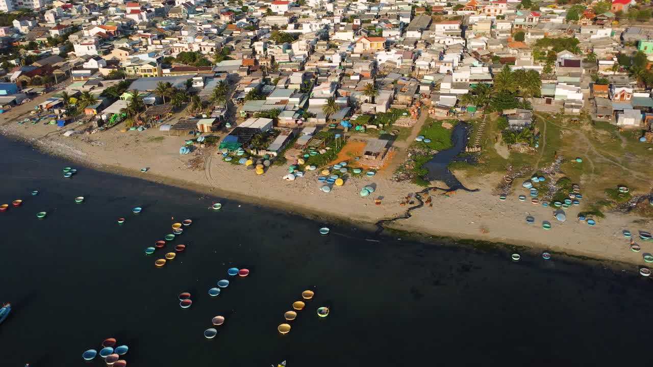 panorama aéreo de la playa en la ciudad de mui ne, vietnam con muchos botes de coracle coloridos