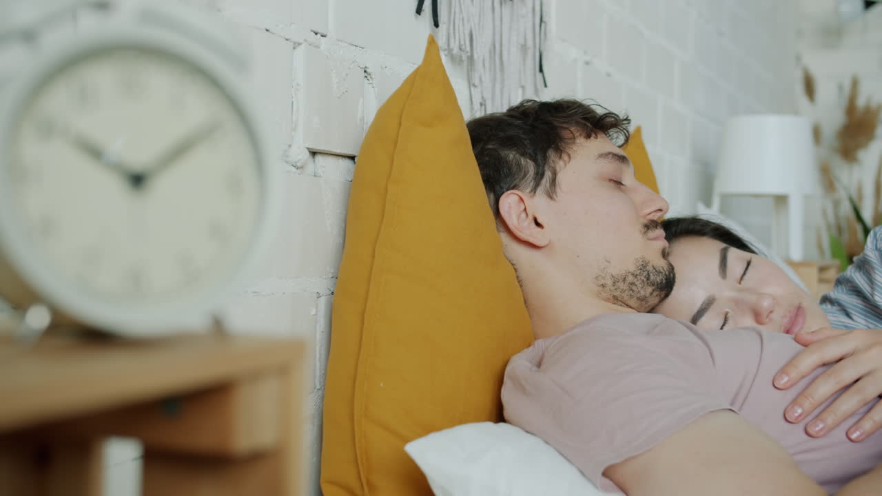 Pareja durmiendo en la cama