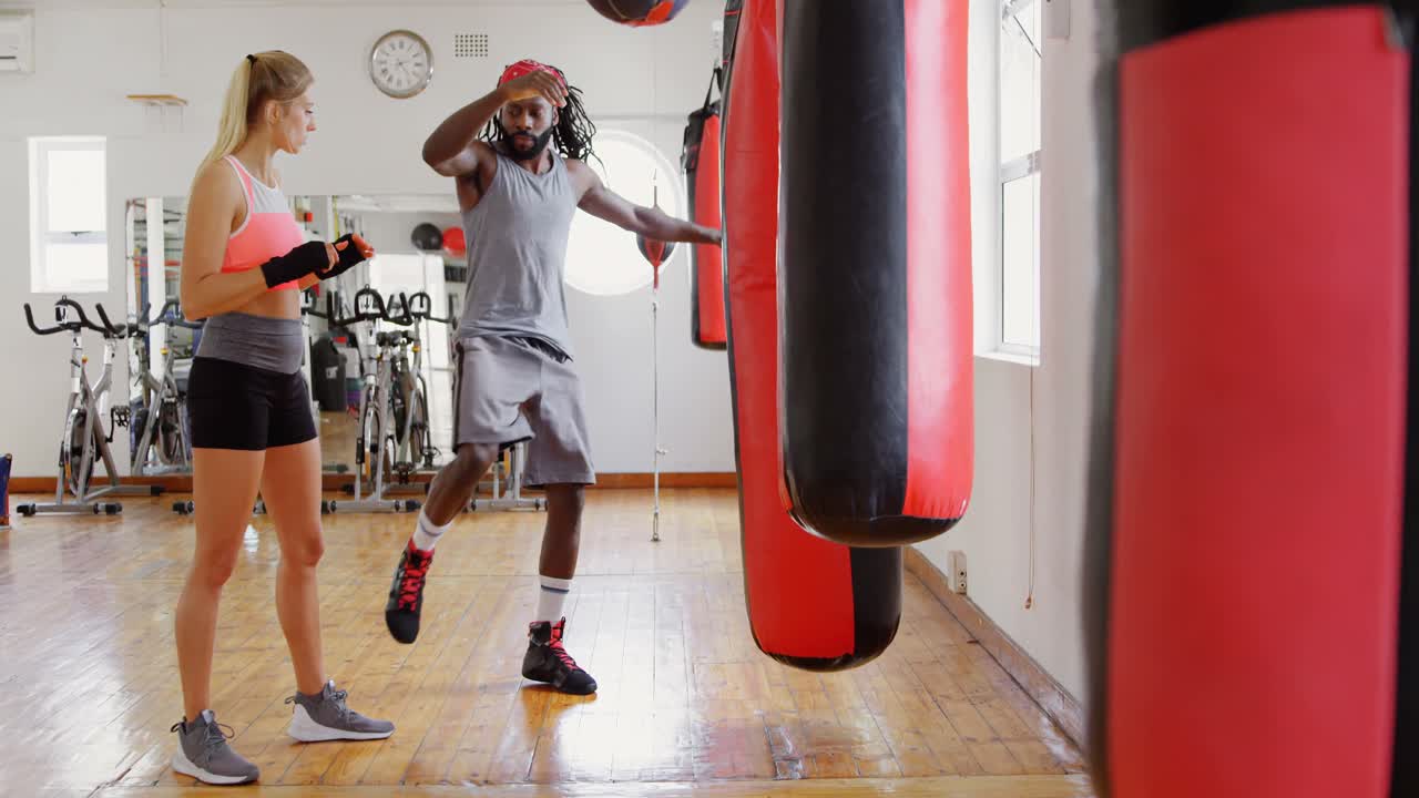 Treinador treinando boxeadora em academia 4k