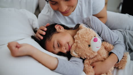madre e hija se unen en la cama