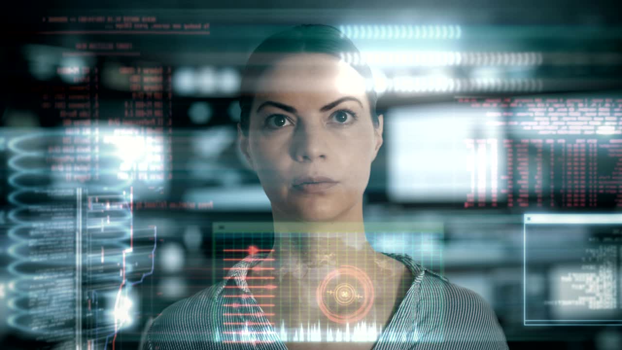 una mujer analizando datos en un lugar de trabajo de alta tecnología.