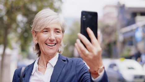 Videollamada,-Ciudad-Y-Mujer-Mayor-Feliz-Con-Sonrisa