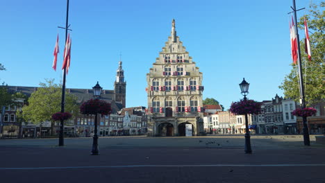 Vista-Del-Antiguo-Ayuntamiento-De-Gouda,-Países-Bajos---Panorámica