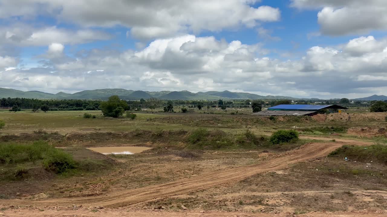 자동차 로 여행 하고, 창문 을 통해 시골 을 관찰 하고 있다