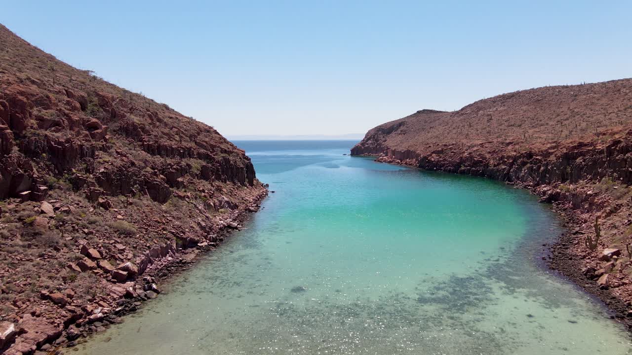 한적한 만의 전용 해변에 정박한 보트, 공중 공개