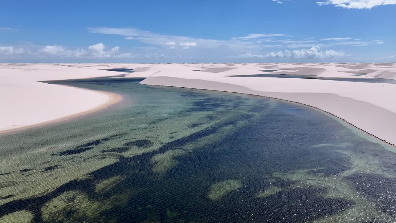 Lencois Maranhenses ved Barreirinhas i Maranhao, Brasilien. Naturskønne omgivelser. Høje sandklitter. Lencois Maranhenses i Brasilien. Regnvandssøer. Fantastisk økosystem. Tropisk rejse. Nordøstbrasilien