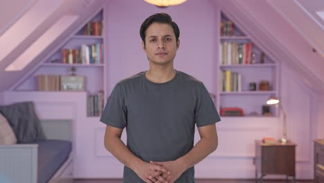 카메라를 보고 있는 인도인