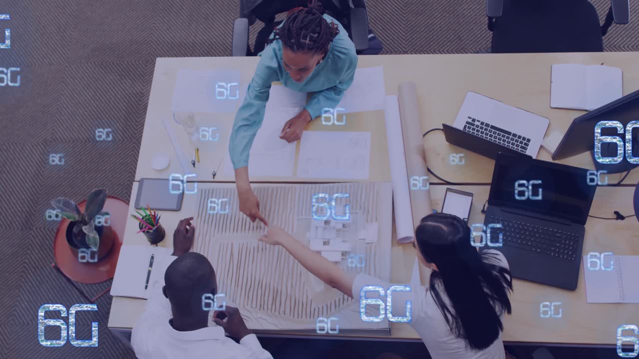 6g 텍스트의 애니메이션, 아이디어를 공유하고 청사진을 검토하는 다양한 건축가들의 오버헤드 뷰
