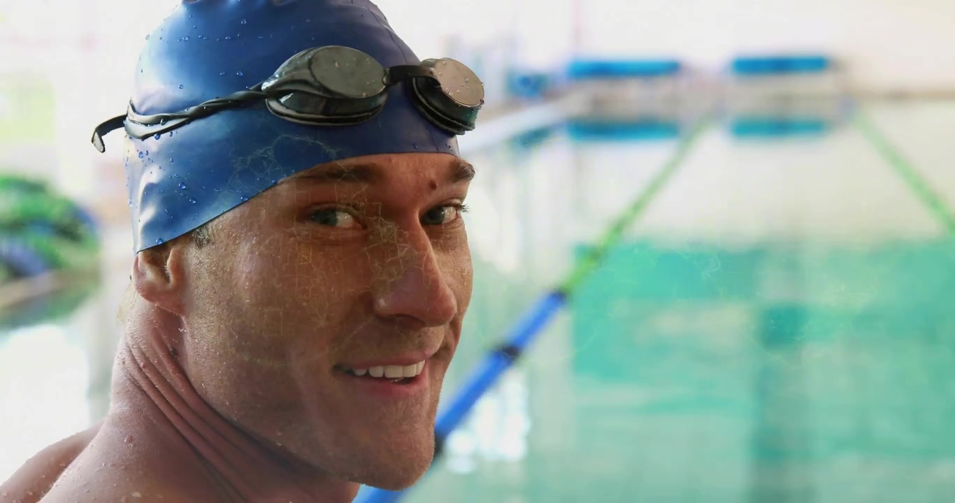 Nuotatore in piedi che attiva una rete verde neon sulla cuffia da nuoto per il tracciamento della testa, per la tecnologia sportiva