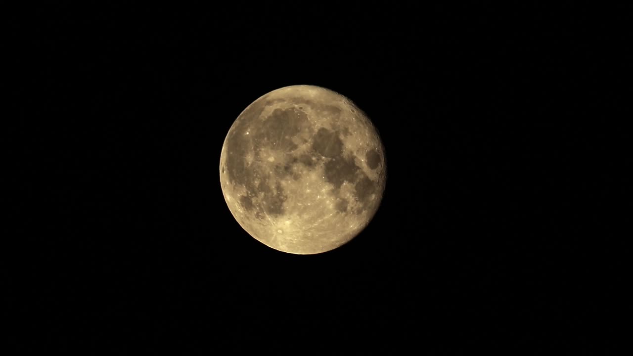 Lua cheia no céu noturno