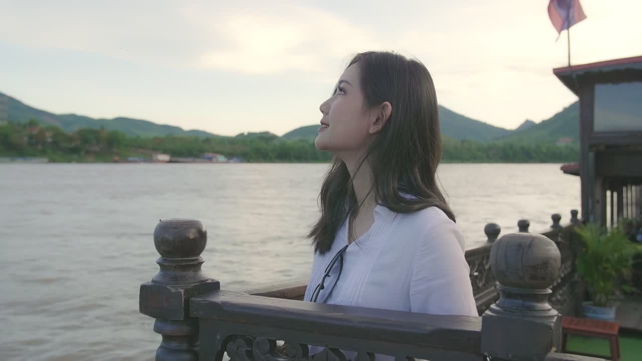 Asian Girl Enjoy On Boat And View, Video In 4K