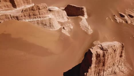 Säule-Steinfelsen-Umgeben-Von-Glatten-Wunderschönen-Sanddünen-In-Einer-Heißen-Sommersaison-In-Bergwüstenklima-Yazd-Lut-Wüste-Im-Iran-Wunderbare-Formation-Natürliches-Landschaftliches-Erbe-Im-Nahen-Osten