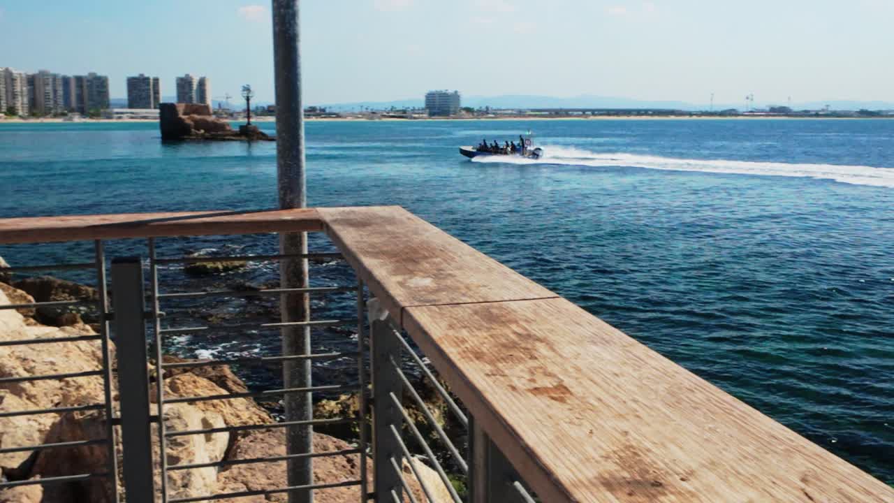 Schnellboot mit Touristen fährt entlang der Küste von Akko.