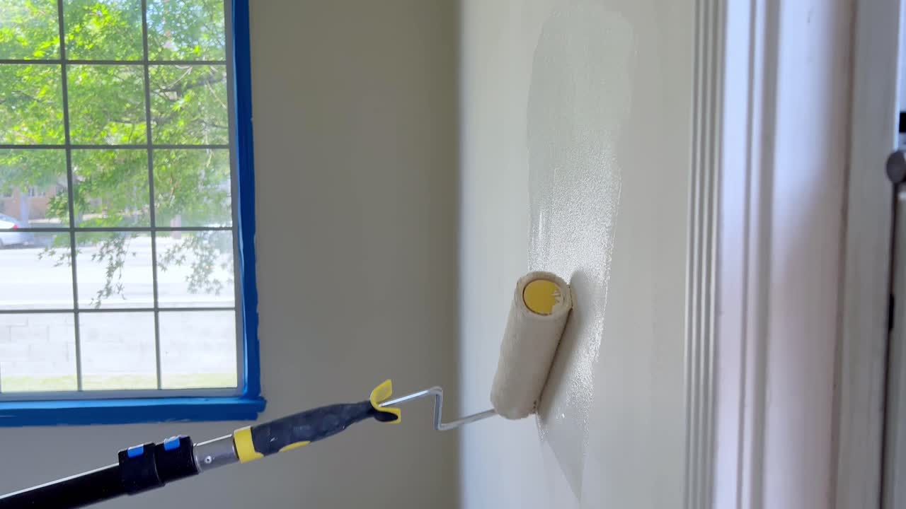 nada como una capa fresca, pintar una habitación luminosa con pintura blanca usando un rodillo.
