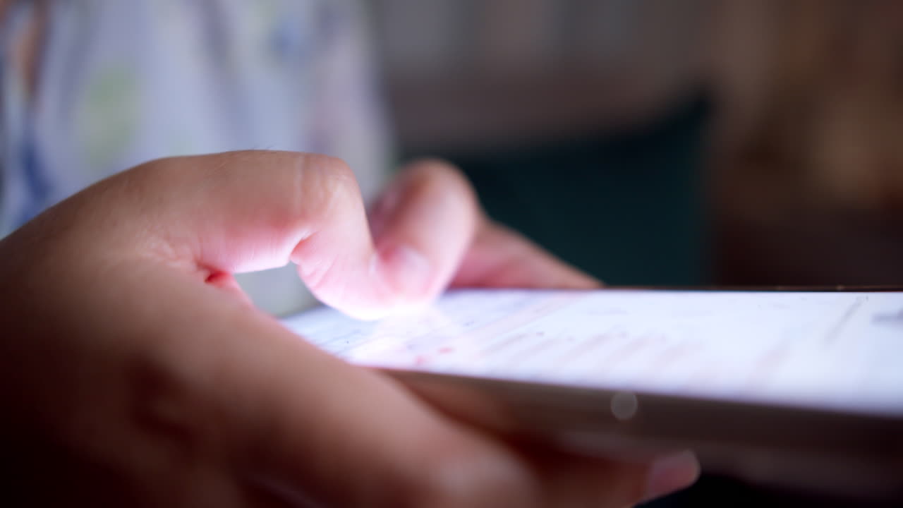 saturación de la comunicación digital: mujeres que usan el teléfono para la interacción social