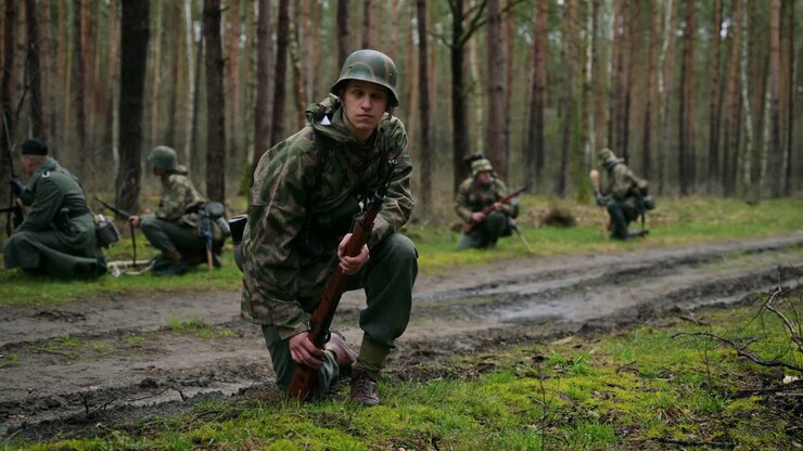 Soldati tedeschi in una foresta durante la Seconda Guerra Mondiale