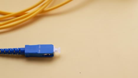 cable de fibra óptica y conector