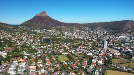 vista lejana de la cabeza del león y la colina de señales y el paisaje urbano de ciudad del cabo en sudáfrica