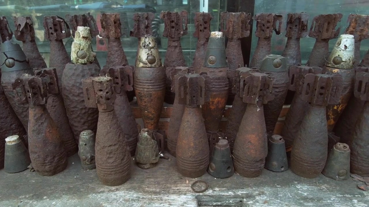 Una collezione di proiettili di mortaio da 80mm raccolti come souvenir dalla fine della Seconda Guerra Mondiale nelle Filippine.