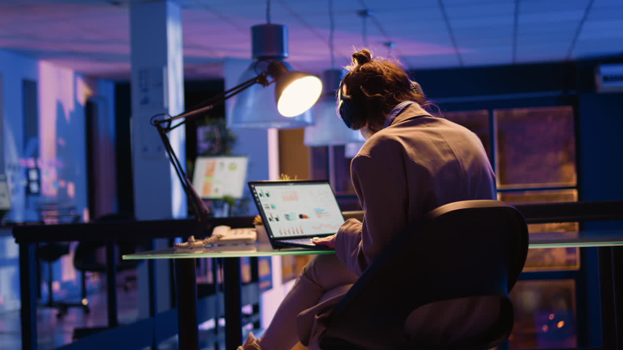 사무실에서 늦은 밤까지 일하는 여자