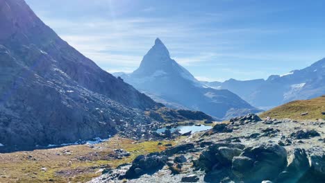 montaña: paisaje de la montaña matterhorn cerca de rotenboden y gornergart, suiza, europa | ladera de piedra cerca del acantilado