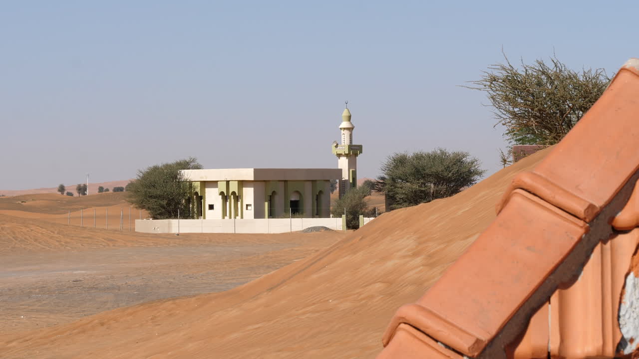 mezquita del desierto en el pueblo fantasma enterrado y abandonado de al madam, sharjah